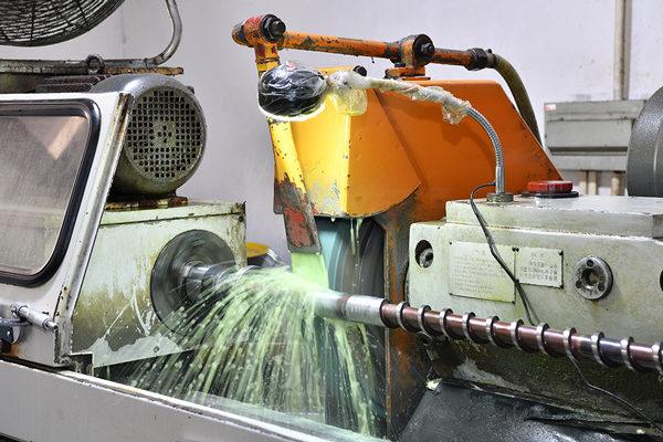 華鴻擠出機螺桿維護保養(yǎng)的工作內(nèi)容